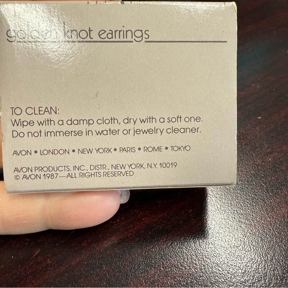 Avon Golden Knot clip earrings NIB 1987 vintage - Picture 2 of 5
